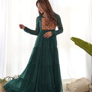 Elegant Green Maxi Dress with Embroidered Detail